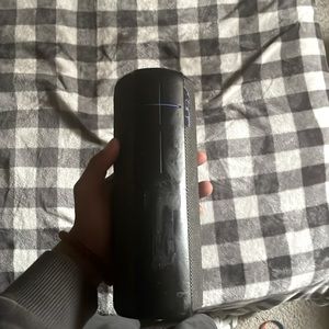 Speaker for sale does not come with charger